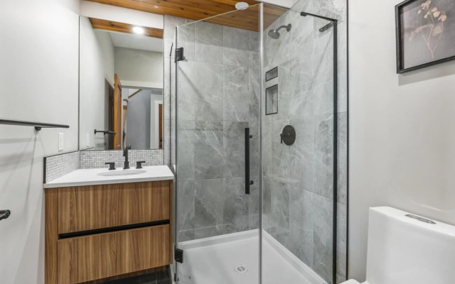 Chalet Monashee-brand New High End W/amazing Views