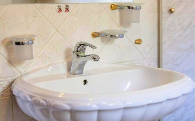 Apt w Jacuzzi, Balcony & sea View, 3 min to Beach