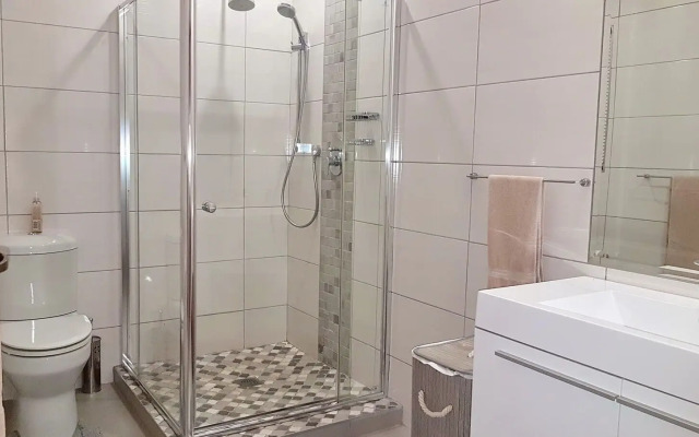 Six Valk Avenue Guest House