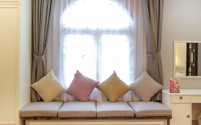 RedDoorz Premium @ Nguyen Thai Son Street