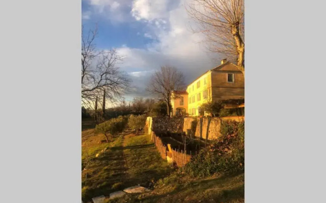 Bastide au milieu des vignes et des oliviers Aups