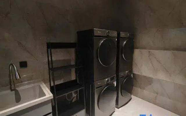 Mayfair Light Luxury Hotel (Fangchenggang Executive Center High-speed Rail Station Branch)