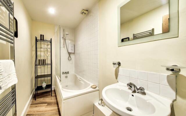 Bright And Airy City Centre Apartment