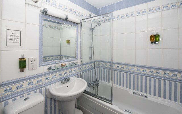 Elstead Hotel