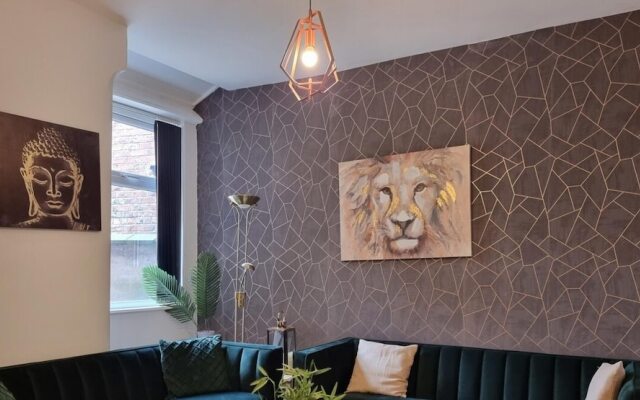 Rustic Ebony Suite With Free Parking