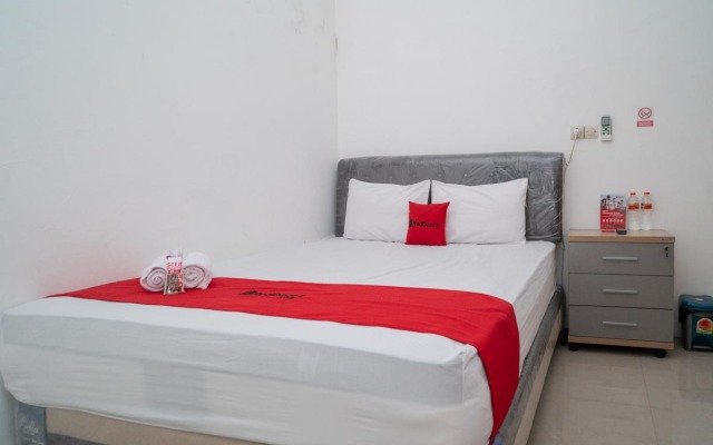 RedDoorz near RS Mitra Keluarga Waru