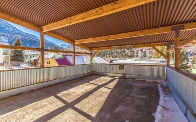 Lotus Mountain Suites East Suite