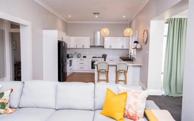 The Byng House Grand and Central, Entertain 12 – Kitchen – Orange