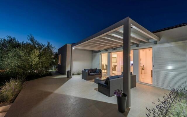 Luxurious Villa in Debeljak with Swimming Pool