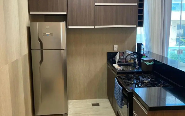 Apto 2 quartos com AR Cond, prédio frente p/ praia