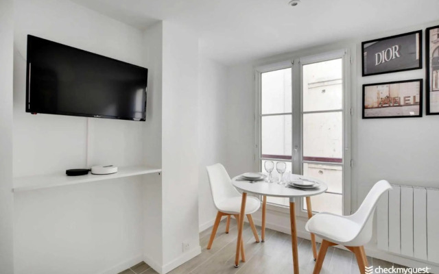 Into Paris - Marais Apartment
