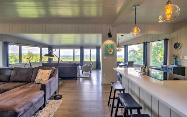 Hendersonville Home w/ Views - 3 Mi to Downtown!