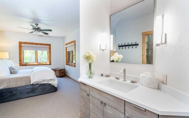 Slopeside Lodge