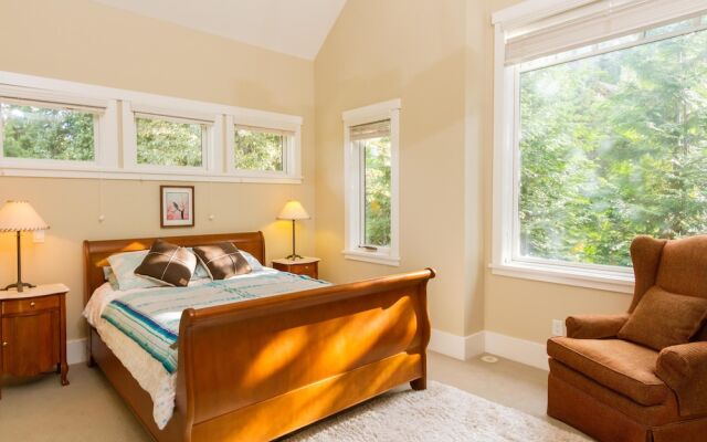 Spacious Town Home With Private Hot Tub