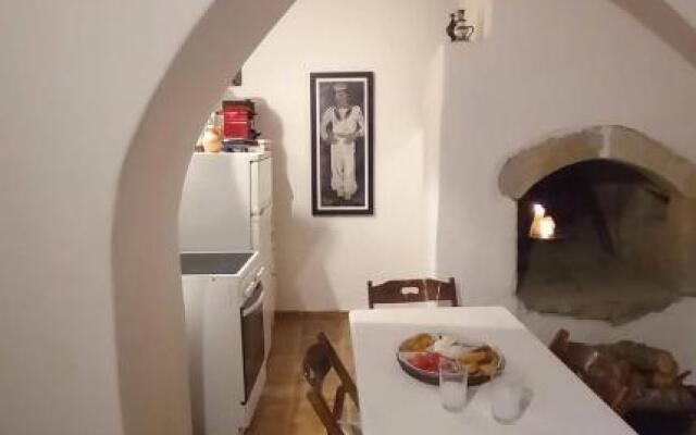 1836 Historic Stone House Goudianika