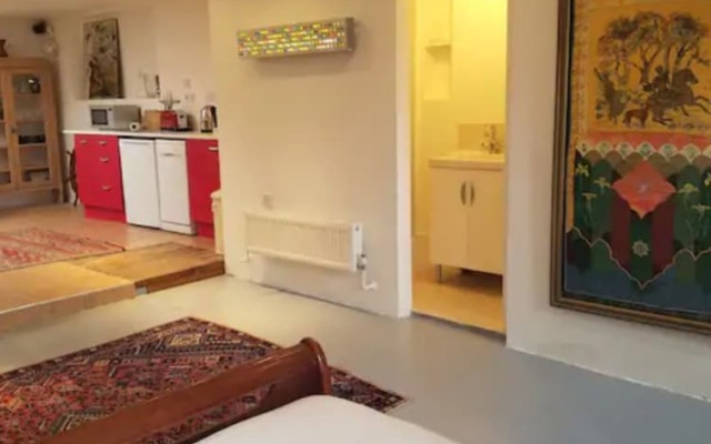 Spacious Studio Apartment in Brighton