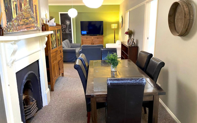 YourStay Group The Dora Hall - Very Central – Restaurant – Orange