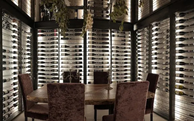 Presulis Hideaway Apartments & Restaurant