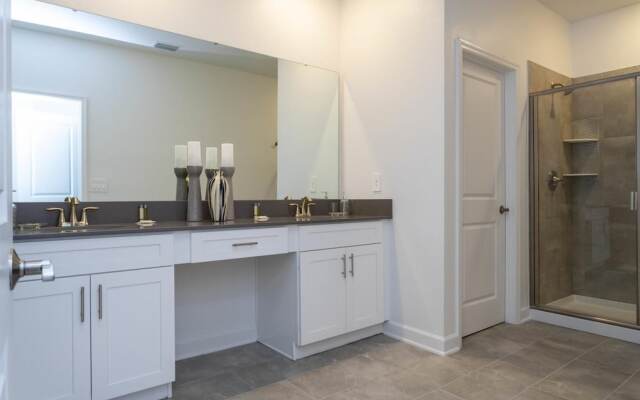 Beautiful Spacious House Near Themed Parks