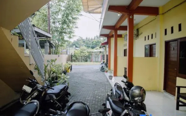 RedDoorz @ Hening Homestay