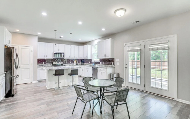 Pet-friendly Ladson Home: 23 Mi to Charleston!