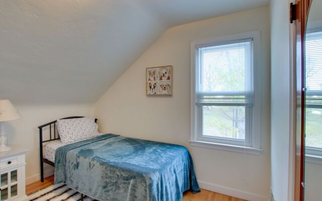 Lakefront Algoma Home w/ Deck, Grill & Fireplace