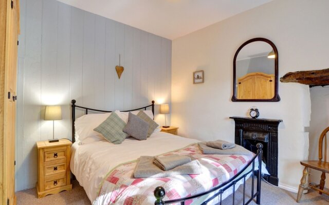 Restful Holiday Home in Glandwr near River