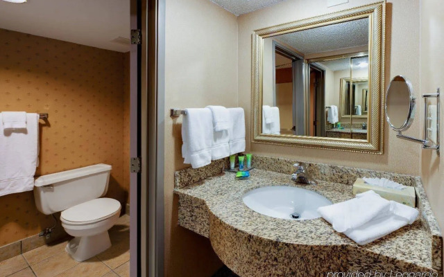 Отель RL Cleveland Airport West