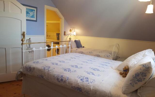 Water Bay Villa Bed and Breakfast