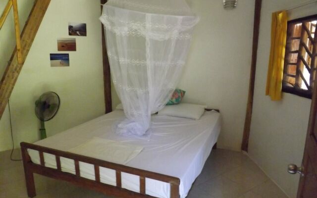 Footprints Beach Hostel & Bungalows