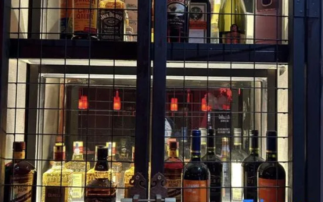 SK Simple Luxury Hotel (Shanghai Xujiahui Gymnasium Subway Station)