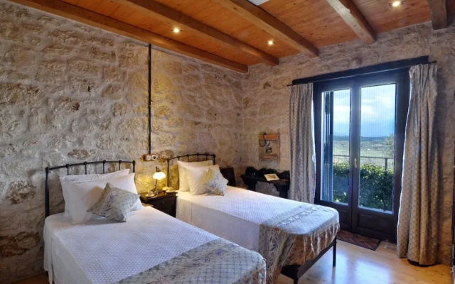 Stunning 8-bed Villa in Marmaro With Amazing View