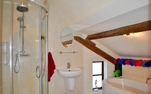 Squirrel Barn. Hi-spec. Hot tub & Wifi. Sleeps 14