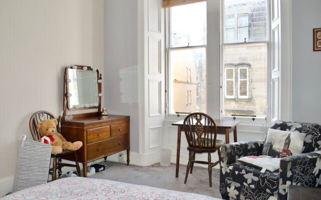 Beautiful 2 Bedroom Flat In Leith