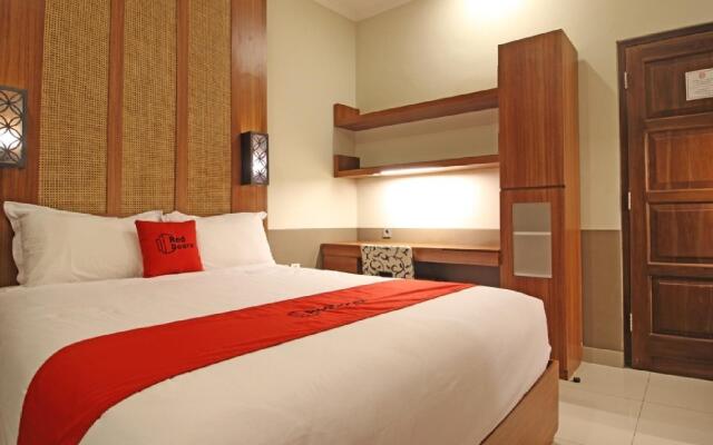 RedDoorz Plus near Hartono Mall 2