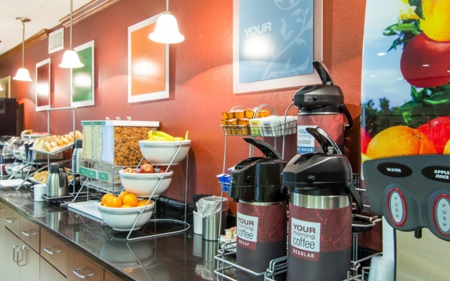 Comfort Inn & Suites Airport Convention Center