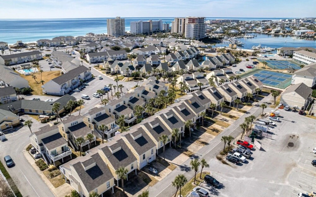 SPC 1034 is a Pet Friendly 1 BR with Free Beach Service for 2! by RedAwning