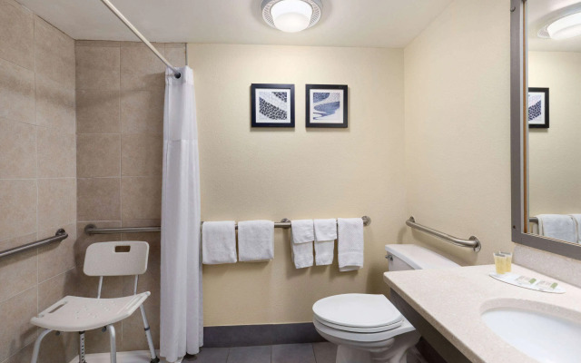 Travelodge by Wyndham Perry National Fairgrounds Area I-75
