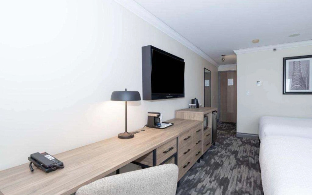 Sandman Signature Toronto Airport Hotel