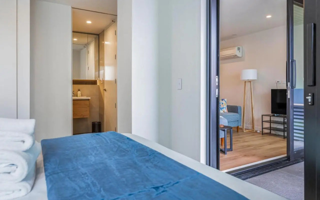 Stylish Apt With Balcony And Full Amenities