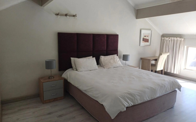 Mount Royal 09 - Large 1 bed with balcony