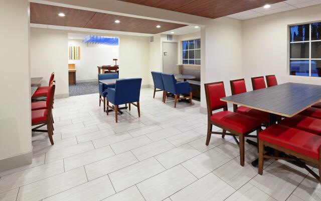 Holiday Inn Express Hotel & Suites San Diego-Escondido, an IHG Hotel