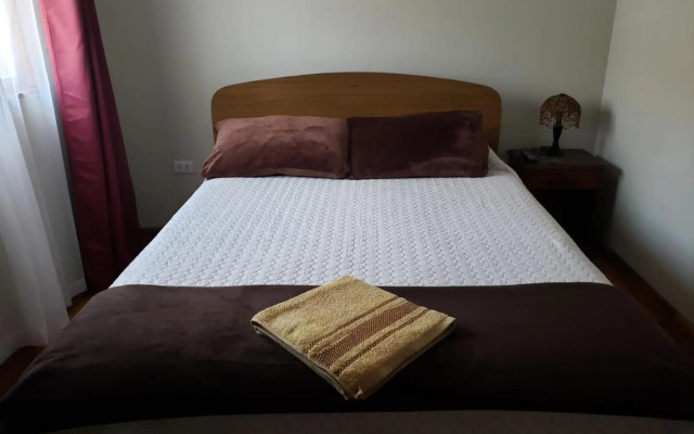 Un lugar encantador con una pequeña terraza