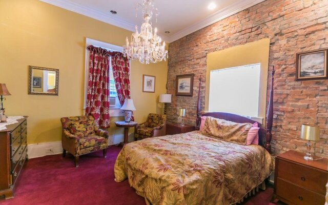 Mag's 940 Guest House