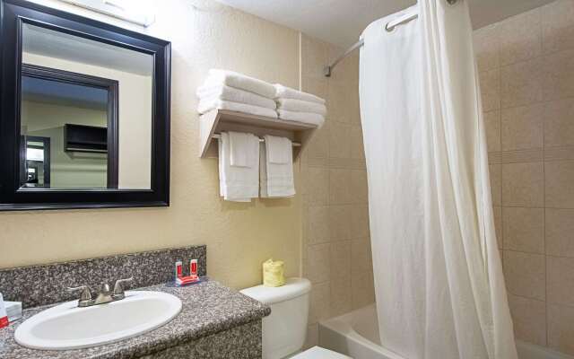 Econo Lodge Inn & Suites