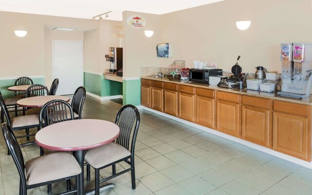 Super 8 By Wyndham Madison/Ridgeland Area