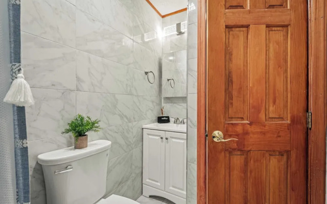 Stylish Renovated Home Open Layout, Coffee Bar + Near Hiking & Waterfalls