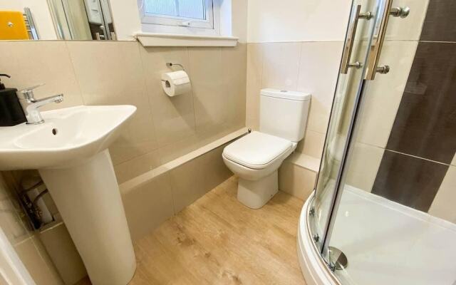 Large Modern 3 Bedroom Apt With Free Parking