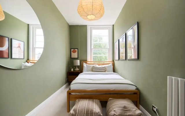 The Camden Hideout - Modish and Bright 2bdr Flat