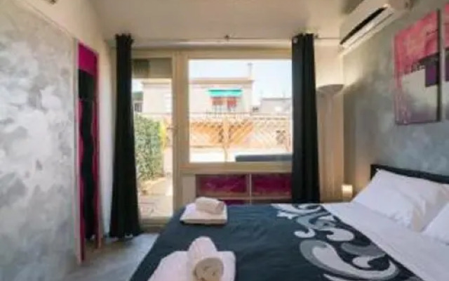 Rome Apartment - Queen